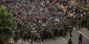 Caravana que venía hacia México fue detenida en Guatemala