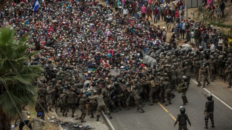 Caravana que venía hacia México fue detenida en Guatemala