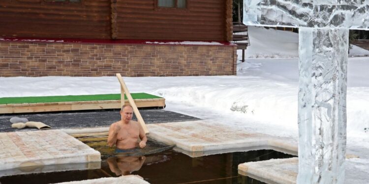 Vlamidir Putin se sumerge en piscina a 18 grados bajo cero