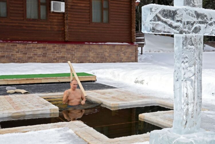 Vlamidir Putin se sumerge en piscina a 18 grados bajo cero
