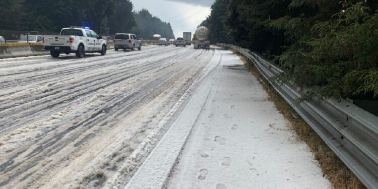 Granizo y lluvias en carretera de Cuernavaca-México mantienen alerta a los conductores
