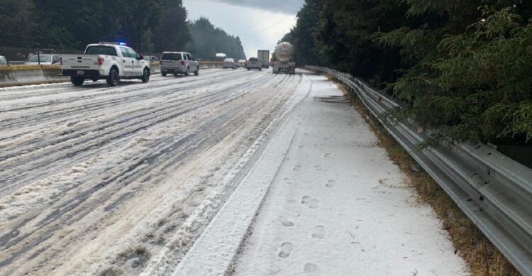 Granizo y lluvias en carretera de Cuernavaca-México mantienen alerta a los conductores
