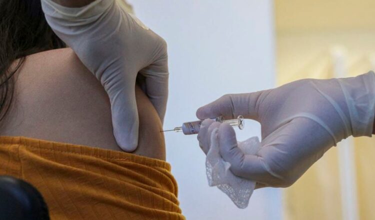 Abuso de poder para recibir vacuna Covid-19 recibe serias sanciones