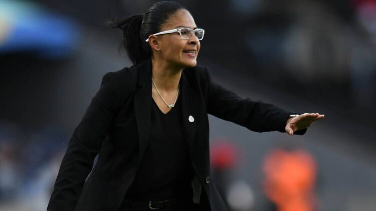 La liga femenina de fútbol estrena directora técnica en su próximo encuentro