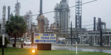 Retoman actividades refinerías en Texas luego de emergencia climática