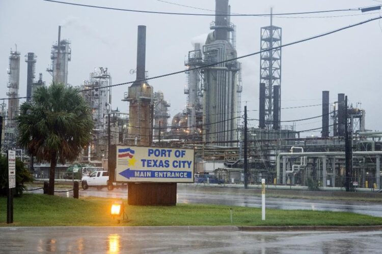 Retoman actividades refinerías en Texas luego de emergencia climática