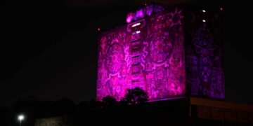 Biblioteca de CU se ilumina de color morado en honor al Día Internacional de la Mujer