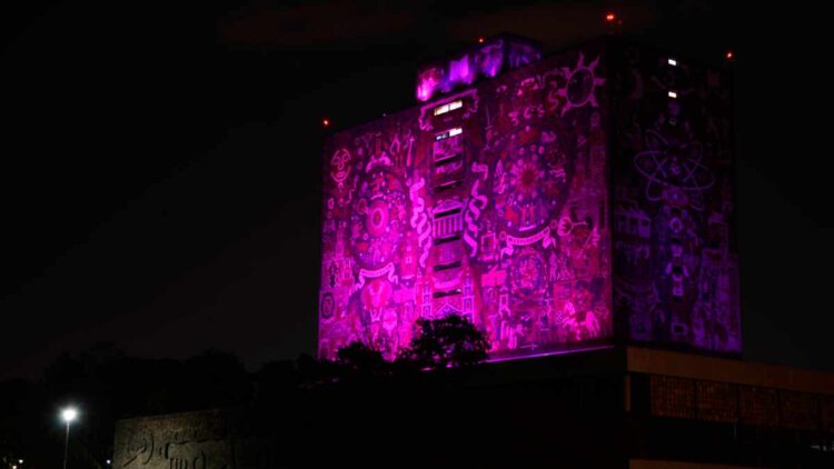 Biblioteca de CU se ilumina de color morado en honor al Día Internacional de la Mujer