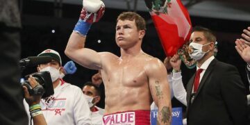 Por TKO triunfa Canelo Álvarez en el Ring ante Avni Yildirim