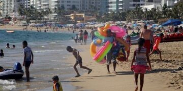 El Puente inundo las playas de Acapulco