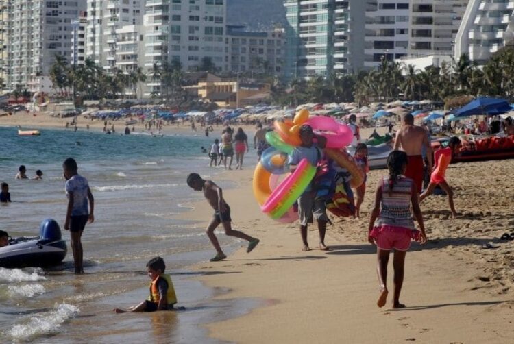 El Puente inundo las playas de Acapulco