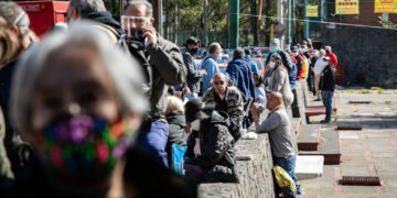 Más de 24 horas en la fila para ser vacunados en Oaxaca
