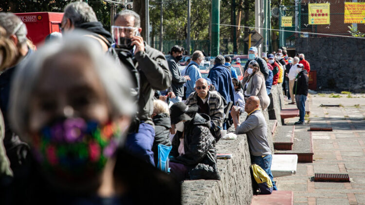 Más de 24 horas en la fila para ser vacunados en Oaxaca