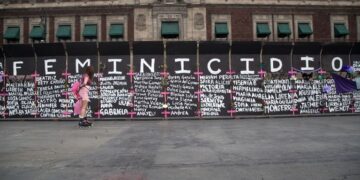 AMLO se compromete a trabajar en pro de la mujer en el Día Internacional de la Mujer