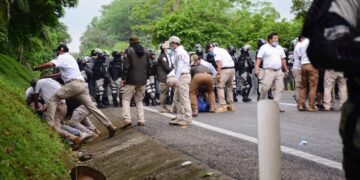 Siguen los enfrentamientos para detener a la caravana de migrantes 