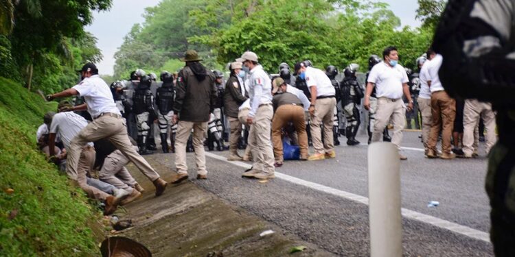 Siguen los enfrentamientos para detener a la caravana de migrantes 