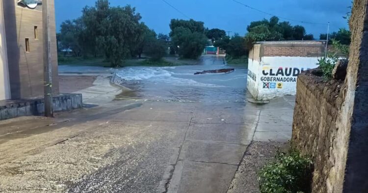 Se desborda presa en Zacatecas e inunda poblaciones