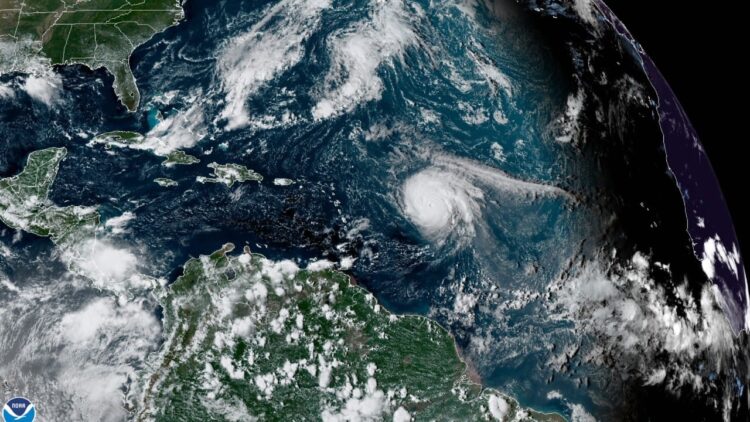 El huracán Sam se dirige a Miami