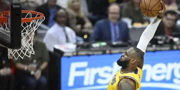 LeBron da la victoria a Lakers en Cleveland