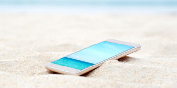 Cosas que no debes hacer con tu celular en la playa