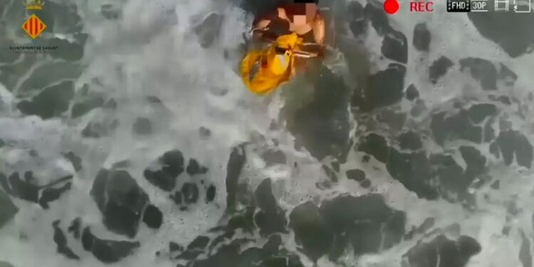 Un dron rescata a un niño ahogándose en el mar de España