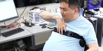Implantes cerebrales con inteligencia artificial devuelven la movilidad a un paciente con parálisis.