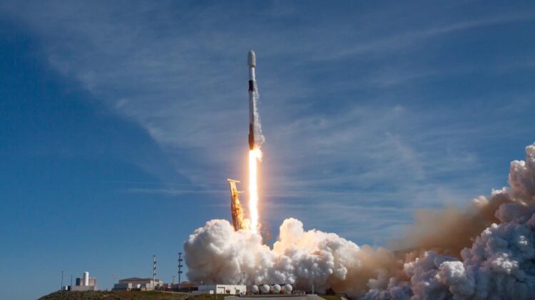 spacex-falcon-9-ha-lanzado-27-satelites-starlink-desde-vandenberg