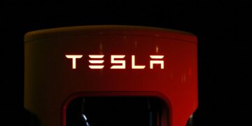 mpacto global: Tesla investiga fallos en 380,000 vehículos