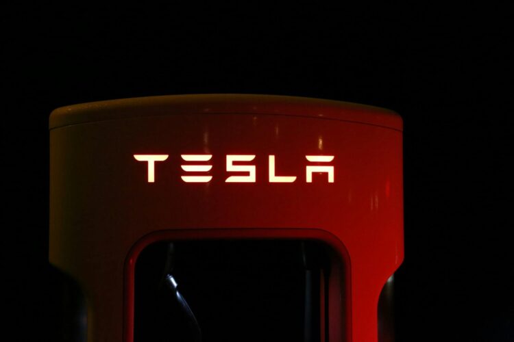 mpacto global: Tesla investiga fallos en 380,000 vehículos