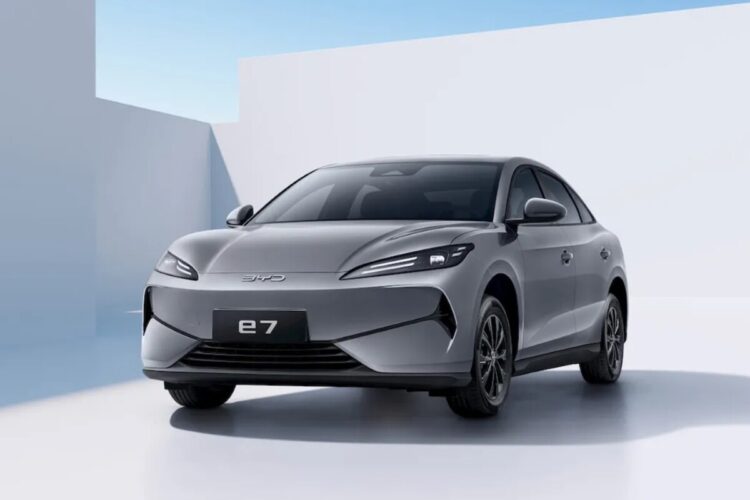 BYD e7: El auto eléctrico que reta al Tesla Model 3 por menos de 300,000 Pesos